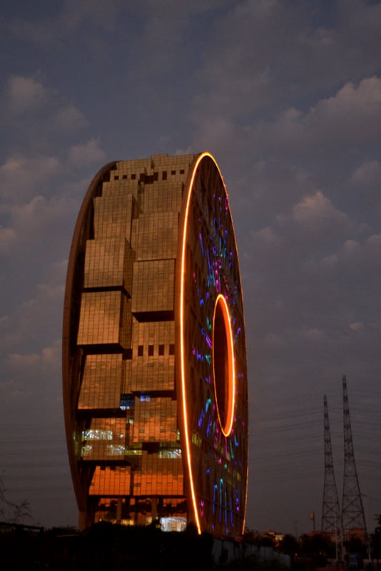 Небоскреб Золотой пончик в Гуанчжоу